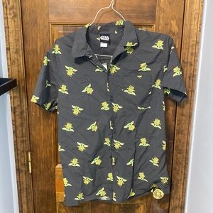 Medium Star Wars The Mandalorian Grogu button down short sleeve shirt